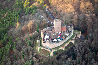 Luftaufnahme von Weihnachtsmarkt auf der Burgruine Landeck in Klingenmünster im Bundesland Rheinland-Pfalz, Deutschland