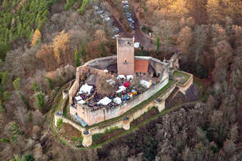 Schrägluftbild von Weihnachtsmarkt auf der Burgruine Landeck in Klingenmünster im Bundesland Rheinland-Pfalz, Deutschland