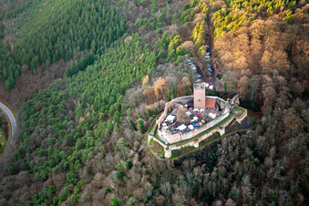 Weihnachtsmarkt auf der Burgruine Landeck in Klingenmünster im Bundesland Rheinland-Pfalz, Deutschland von oben