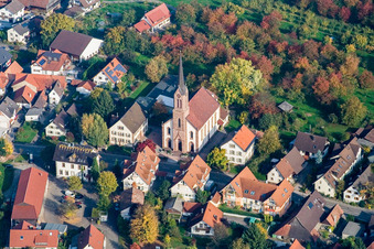 Kirchengebäude im Dorfkern im Ortsteil Mösbach in Achern im Bundesland Baden-Württemberg, Deutschland