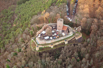 Weihnachtsmarkt auf der Burgruine Landeck in Klingenmünster im Bundesland Rheinland-Pfalz, Deutschland von oben gesehen