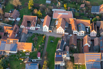 Hauptstraße von Süden im Ortsteil Heuchelheim in Heuchelheim-Klingen im Bundesland Rheinland-Pfalz, Deutschland