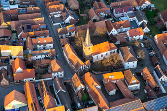 Kirche von Süden im Ortsteil Heuchelheim in Heuchelheim-Klingen im Bundesland Rheinland-Pfalz, Deutschland