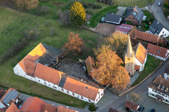 Luftaufnahme von Protestantische Kirche im Ortsteil Klingen in Heuchelheim-Klingen im Bundesland Rheinland-Pfalz, Deutschland