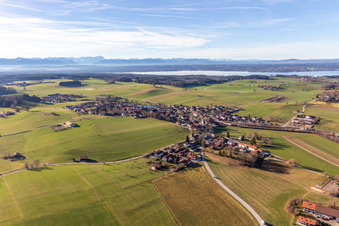 Luftbild von Friedhof im Ortsteil Degerndorf in Münsing im Bundesland Bayern, Deutschland