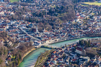 Altstadt mit Isarbrücke in Bad Tölz im Bundesland Bayern, Deutschland