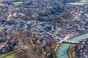 Luftbild von Altstadt mit Isarbrücke in Bad Tölz im Bundesland Bayern, Deutschland