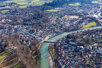 Luftaufnahme von Altstadt mit Isarbrücke in Bad Tölz im Bundesland Bayern, Deutschland