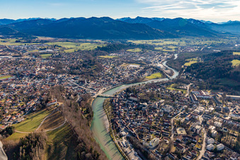 Schrägluftbild von Altstadt mit Isarbrücke in Bad Tölz im Bundesland Bayern, Deutschland