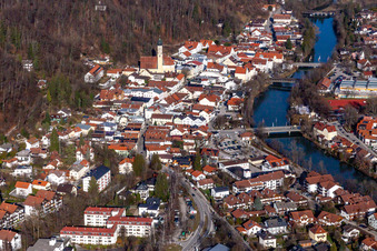 Luftbild von Altstadt an der Loisach in Wolfratshausen im Bundesland Bayern, Deutschland