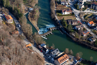 Floßrutsche am Kastenmühlwehr der Loisach in Wolfratshausen im Bundesland Bayern, Deutschland