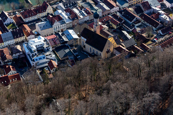 Altstadt mit St. Andreas Kirche Obermarkt am Loisachufer mit Sebastiani-Steg, Andreasbrücke in Wolfratshausen im Bundesland Bayern, Deutschland