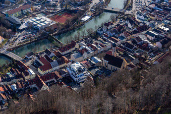 Luftbild von Altstadt mit St. Andreas Kirche Obermarkt am Loisachufer mit Sebastiani-Steg, Andreasbrücke in Wolfratshausen im Bundesland Bayern, Deutschland