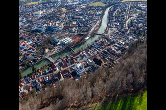 Luftaufnahme von Altstadt mit St. Andreas Kirche Obermarkt am Loisachufer mit Sebastiani-Steg, Andreasbrücke in Wolfratshausen im Bundesland Bayern, Deutschland