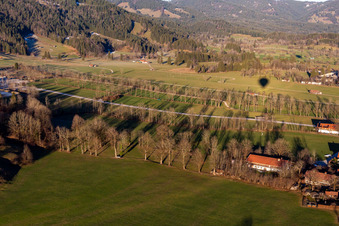 Parkplatz der Brauneck Bergbahn in Lenggries im Bundesland Bayern, Deutschland