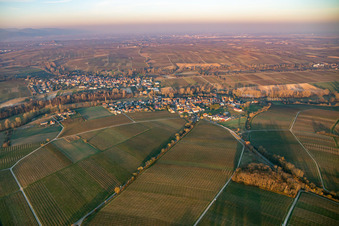 Im Winter am Abend im Ortsteil Klingen in Heuchelheim-Klingen im Bundesland Rheinland-Pfalz, Deutschland