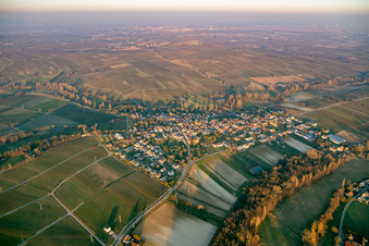 Im Winter am Abend im Ortsteil Heuchelheim in Heuchelheim-Klingen im Bundesland Rheinland-Pfalz, Deutschland
