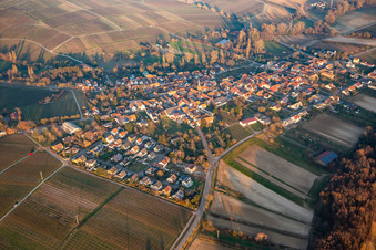 Im Winter am Abend von Westen im Ortsteil Heuchelheim in Heuchelheim-Klingen im Bundesland Rheinland-Pfalz, Deutschland