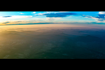 Pfälzerwald im Winter am Abend im Dunst im Ortsteil Gleishorbach in Gleiszellen-Gleishorbach im Bundesland Rheinland-Pfalz, Deutschland