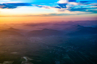 Im Winter am Abend von Osten in Klingenmünster im Bundesland Rheinland-Pfalz, Deutschland