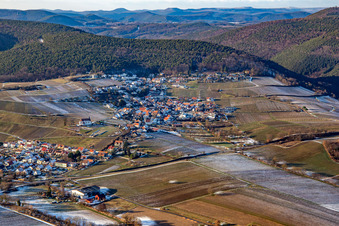 Im Winter bei Schnee im Ortsteil Gleiszellen in Gleiszellen-Gleishorbach im Bundesland Rheinland-Pfalz, Deutschland