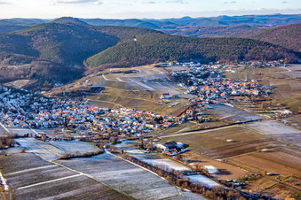 Im Winter bei Schnee im Ortsteil Gleishorbach in Gleiszellen-Gleishorbach im Bundesland Rheinland-Pfalz, Deutschland