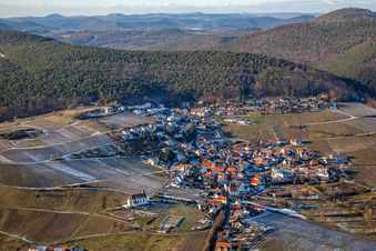 Luftbild von Im Winter bei Schnee im Ortsteil Gleiszellen in Gleiszellen-Gleishorbach im Bundesland Rheinland-Pfalz, Deutschland