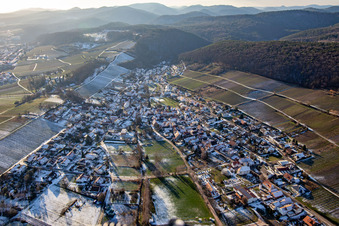 Luftbild von Im Winter bei Schnee im Ortsteil Pleisweiler in Pleisweiler-Oberhofen im Bundesland Rheinland-Pfalz, Deutschland