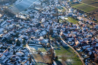 Weinstraße im Winter bei Schnee im Ortsteil Pleisweiler in Pleisweiler-Oberhofen im Bundesland Rheinland-Pfalz, Deutschland