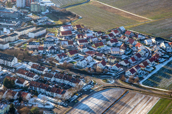 Neubaugebiet Im Wingert im Winter bei Schnee im Ortsteil Pleisweiler in Bad Bergzabern im Bundesland Rheinland-Pfalz, Deutschland