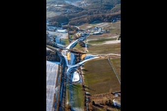 Baustelle des Tunnelportals Ost für den Astrid-Tunnel zur Unterquerung und Ortsumgehung von Bad Bergzabern zwischen B38 (Weinstraße) und B427 (Kurtalstraße) im Winter bei Schnee in Dörrenbach im Bundesland Rheinland-Pfalz, Deutschland