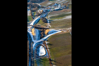 Luftbild von Baustelle des Tunnelportals Ost für den Astrid-Tunnel zur Unterquerung und Ortsumgehung von Bad Bergzabern zwischen B38 (Weinstraße) und B427 (Kurtalstraße) im Winter bei Schnee in Dörrenbach im Bundesland Rheinland-Pfalz, Deutschland
