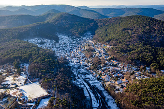 Das Dornröschen der Pfalz im Winter bei Schnee in Dörrenbach im Bundesland Rheinland-Pfalz, Deutschland