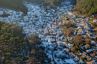 Luftbild von Das Dornröschen der Pfalz im Winter bei Schnee in Dörrenbach im Bundesland Rheinland-Pfalz, Deutschland