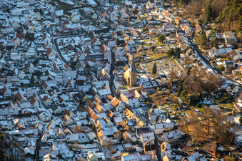 Wehrkirche St. Martin und Friedhof im Winter bei Schnee in Dörrenbach im Bundesland Rheinland-Pfalz, Deutschland