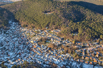 Das Dornröschen der Pfalz im Winter bei Schnee in Dörrenbach im Bundesland Rheinland-Pfalz, Deutschland von oben