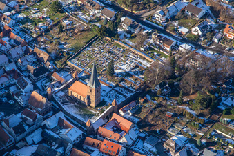 Luftbild von Wehrkirche St. Martin und Friedhof im Winter bei Schnee in Dörrenbach im Bundesland Rheinland-Pfalz, Deutschland