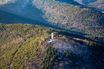 Stäffelsbergturm im Winter von Osten in Dörrenbach im Bundesland Rheinland-Pfalz, Deutschland