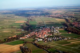 Ortschaft von Westen im Ortsteil Heuchelheim in Heuchelheim-Klingen im Bundesland Rheinland-Pfalz, Deutschland