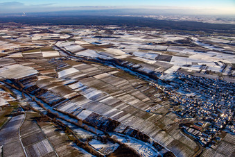 Zwischen Dierbach- und Otterbachtal im Winter bei Schnee in Oberotterbach im Bundesland Rheinland-Pfalz, Deutschland