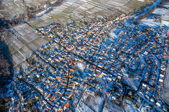 Im Winter bei Schnee von Südwesten in Oberotterbach im Bundesland Rheinland-Pfalz, Deutschland