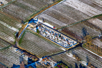 Friedhof im Winter bei Schnee in Oberotterbach im Bundesland Rheinland-Pfalz, Deutschland