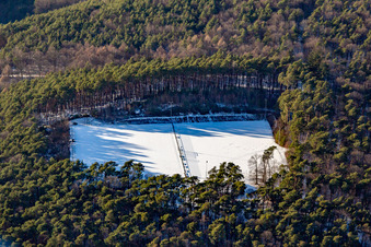 SV Schweigen-Rechtenbach 1929 eV bei Schnee im Bundesland Rheinland-Pfalz, Deutschland