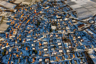 Im Winter bei Schnee von Westen im Ortsteil Rechtenbach in Schweigen-Rechtenbach im Bundesland Rheinland-Pfalz, Deutschland