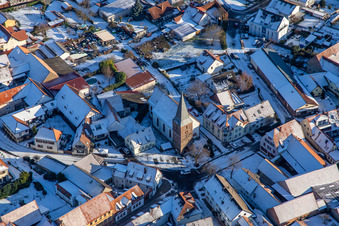 Protestantische Kirche im Winter bei Schnee im Ortsteil Schweigen in Schweigen-Rechtenbach im Bundesland Rheinland-Pfalz, Deutschland