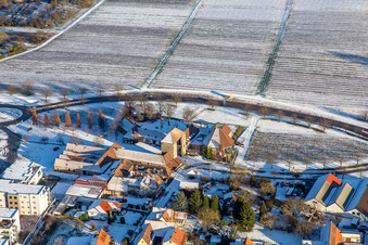 Deutsches Weintor Pfalz im Winter bei Schnee im Ortsteil Schweigen in Schweigen-Rechtenbach im Bundesland Rheinland-Pfalz, Deutschland