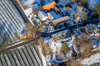 Luftbild von Landhotel Windhof im Winter bei Schnee in Schweighofen im Bundesland Rheinland-Pfalz, Deutschland