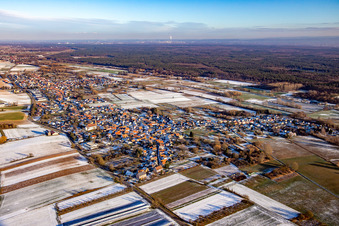 Im Winter bei Schnee von Westen in Kapsweyer im Bundesland Rheinland-Pfalz, Deutschland