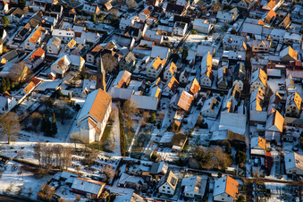 Pfarrkirche St. Ulrich im Winter bei Schnee in Kapsweyer im Bundesland Rheinland-Pfalz, Deutschland