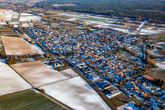 Im Winter bei Schnee von Westen in Steinfeld im Bundesland Rheinland-Pfalz, Deutschland